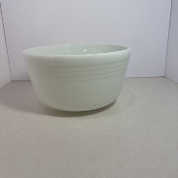 Vintage Pyrex Hamilton Beach Mixing Bowl #15 Milk Glass 8 3/4"x 4 3/4" USA - Picture 1 of 4